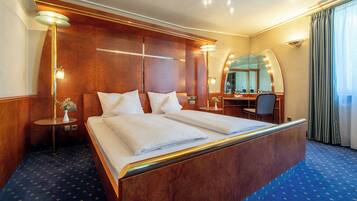 Suite | Hochwertige Bettwaren, Schreibtisch, Verdunkelungsvorhänge