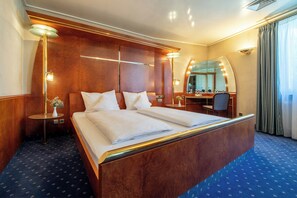 Suite | Premium bedding, desk, blackout drapes, iron/ironing board - Hotel Royal (Stuttgart)