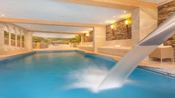 Indendørs pool, åben fra kl. 07.00 til kl. 22.00, liggestole