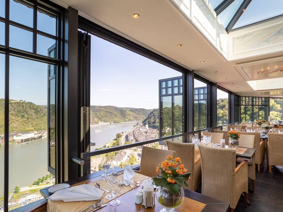 2 restaurantes, se sirve almuerzo