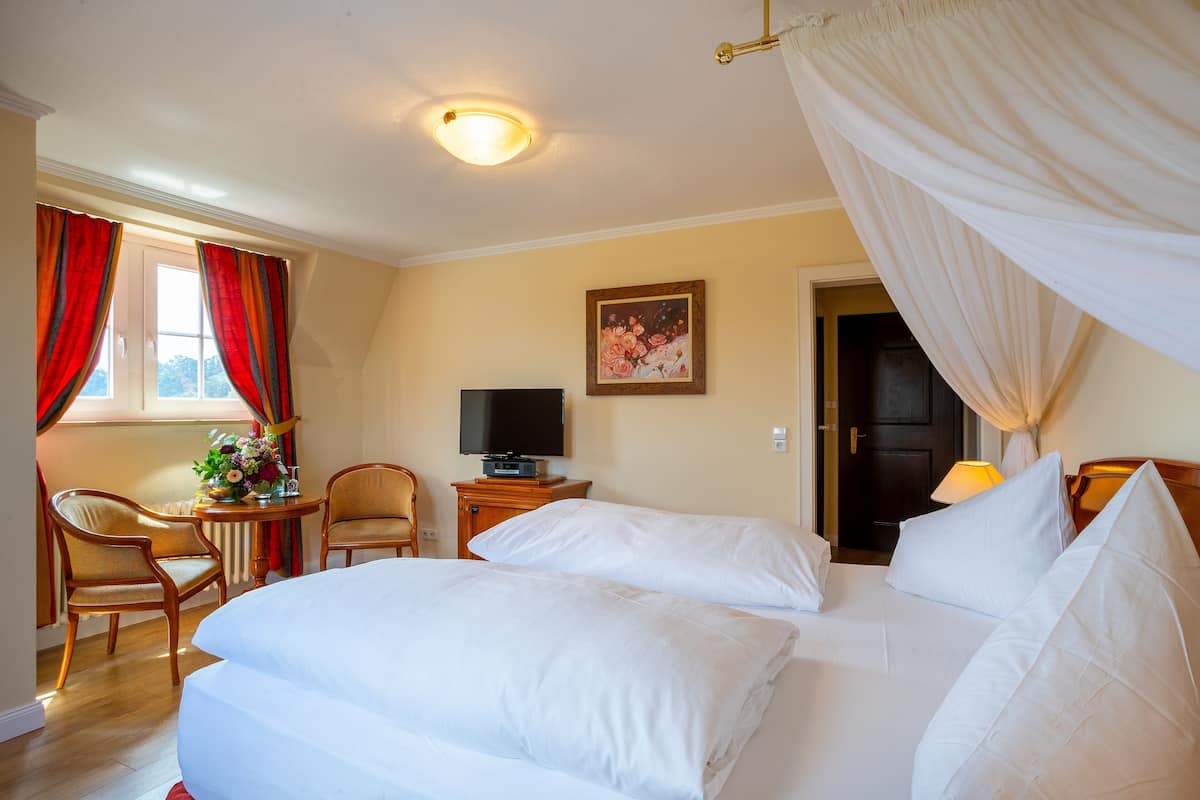 minibar, in-room safe, desk, free wifi