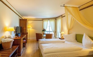 Frigobar, cofres nos quartos, escrivaninha, Wi-Fi de cortesia