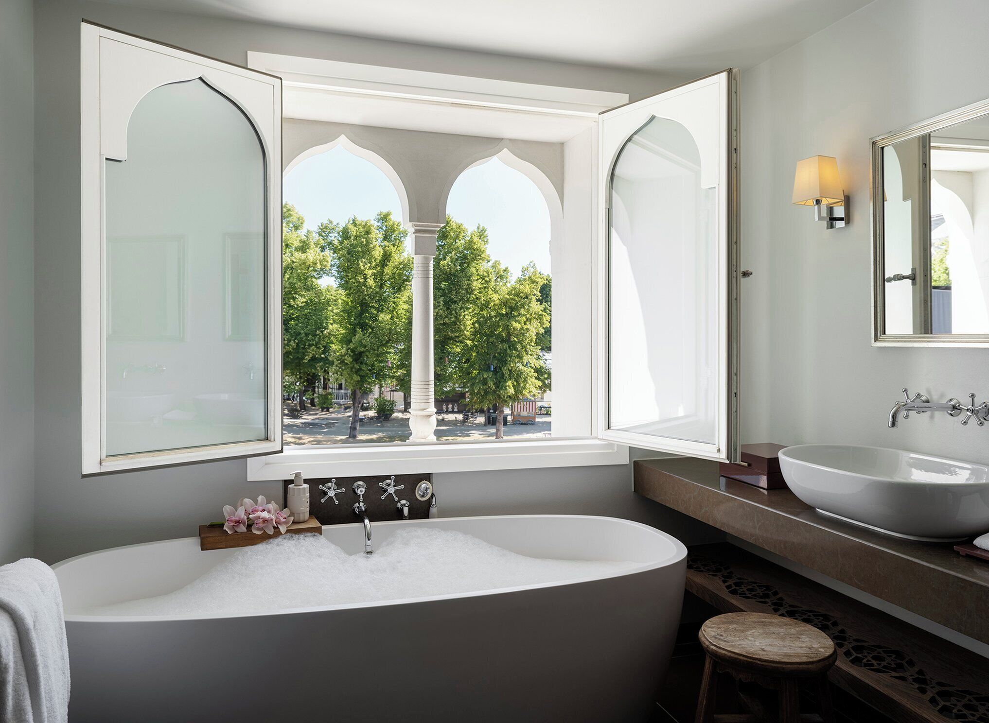 Deep-soaking bathtub