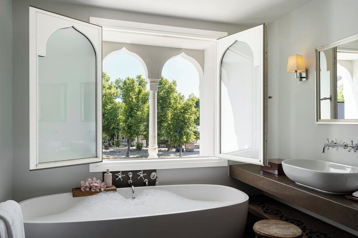 Deep-soaking bathtub