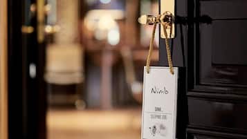 Una puerta con un cartel que dice "Nimb" y "SHHH... PERRO DORMIDO" con una pequeña ilustración de un perro.