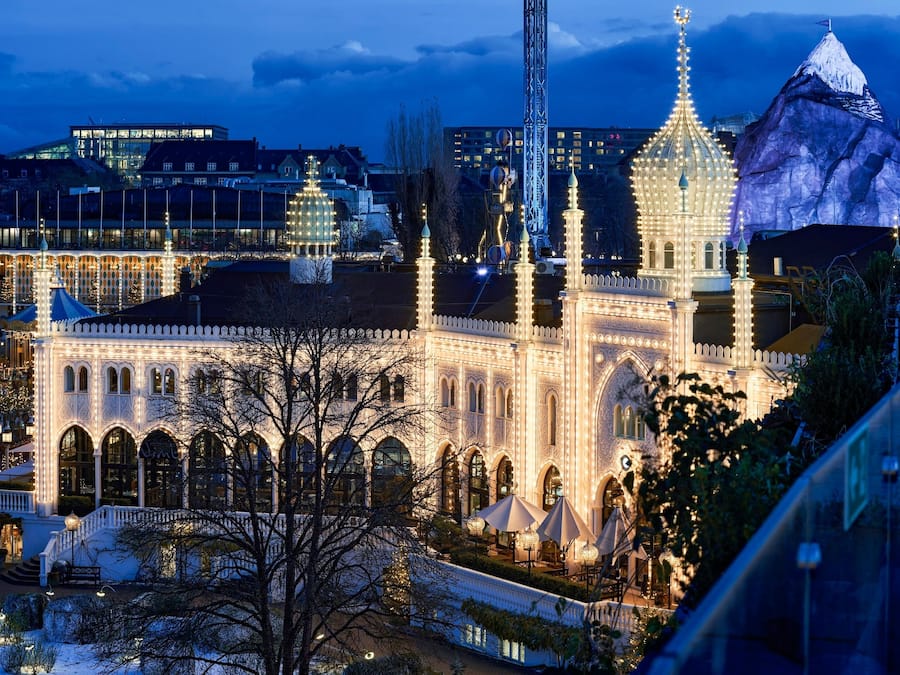Fachada de la propiedad por la tarde o noche