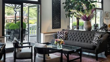 2 bars/lounges, cocktailbar