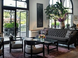 2 bars/lounges, cocktail bar