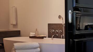 Deep soaking bathtub