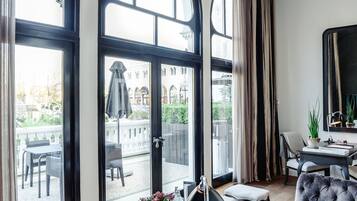 1 bedroom, Egyptian cotton sheets, premium bedding, memory-foam beds