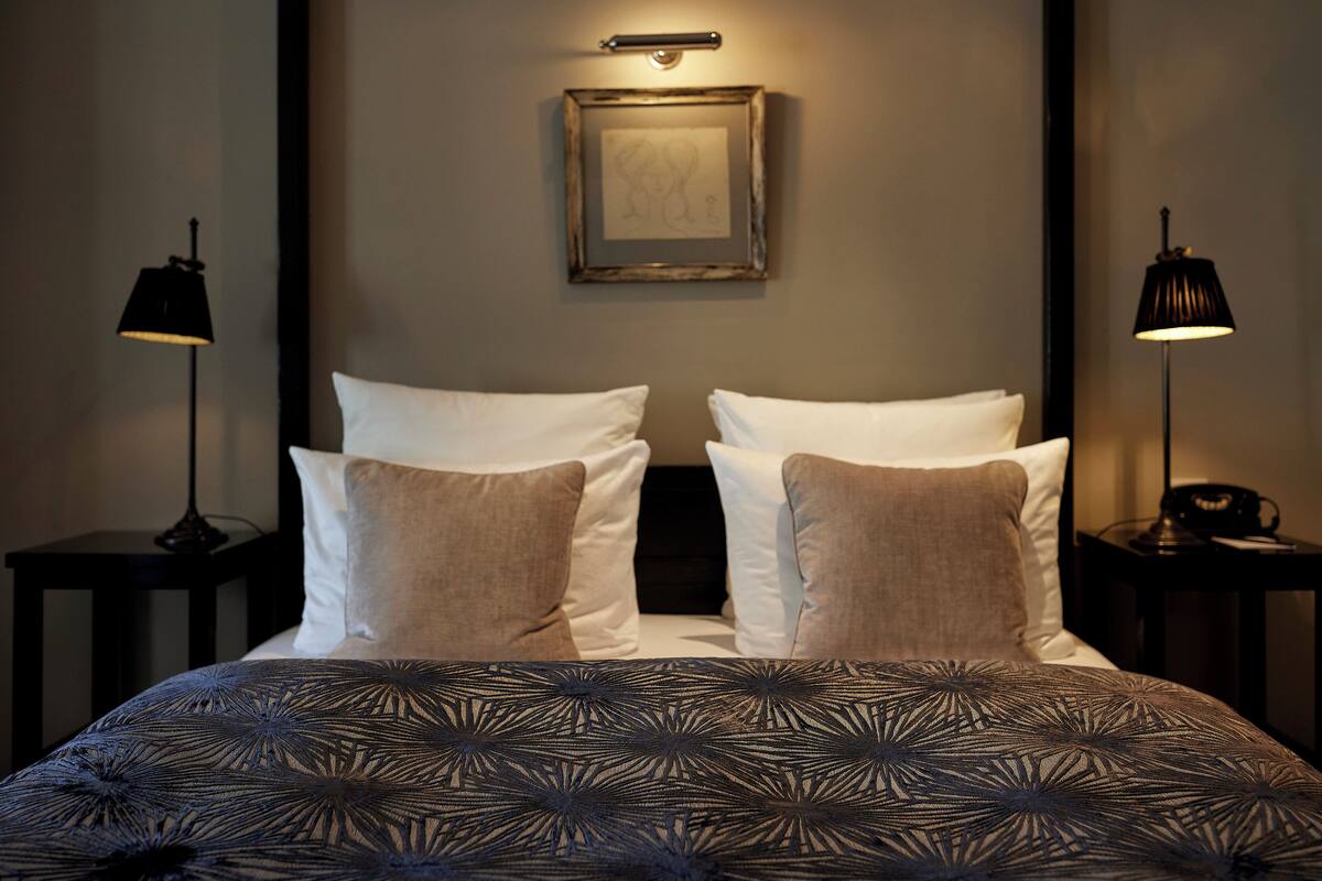 1 bedroom, Egyptian cotton sheets, premium bedding, memory-foam beds