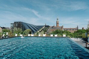 Seasonal outdoor pool, free cabanas, sun loungers - Nimb Hotel (Copenhagen)