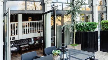 1 bedroom, Egyptian cotton sheets, premium bedding, memory-foam beds