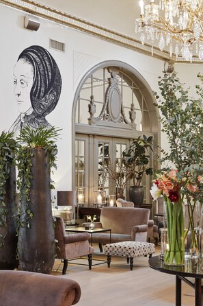 2 bars/lounges, cocktail bar