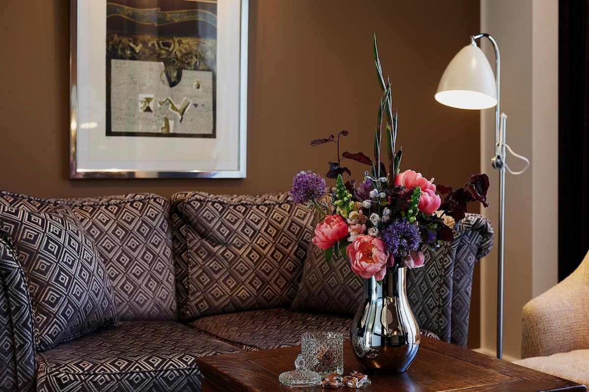 Deluxe Room, 1 Double Bed | Living area | 43-inch flat-screen TV with cable channels, TV