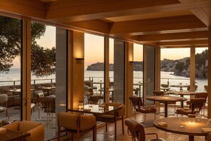 2 restaurantes, se sirven desayunos, comidas y cocina mediterránea