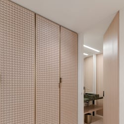 Roupas de cama premium, frigobar, berços grátis