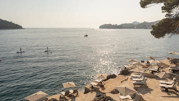 Sillas reclinables de playa, sombrillas, toallas de playa