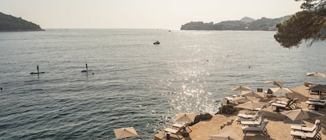 Solstolar, parasoller och strandhanddukar