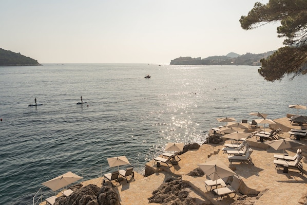 LiegestĂŒhle, Sonnenschirme, StrandtĂŒcher