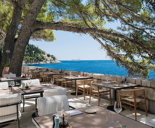 2 restaurants, spécialités Cuisine méditerranéenne