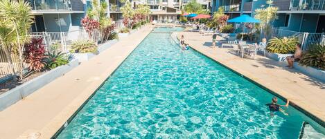 Piscina externa, guarda-sóis, espreguiçadeiras