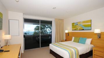 Sengetøy av topp kvalitet, minibar, safe på rommet og skrivebord