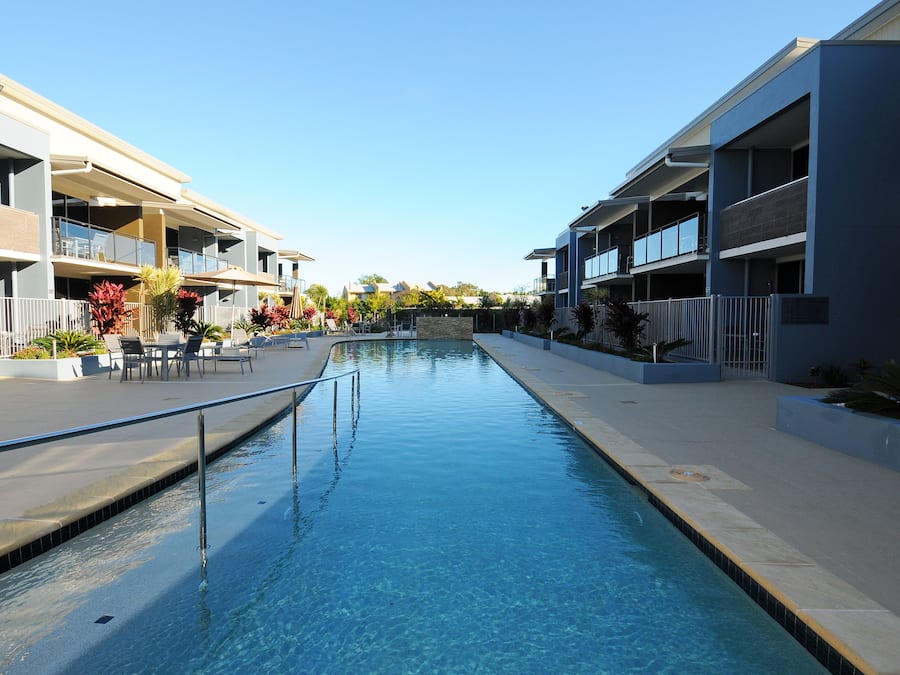 Piscine extérieure, parasols de plage, chaises longues