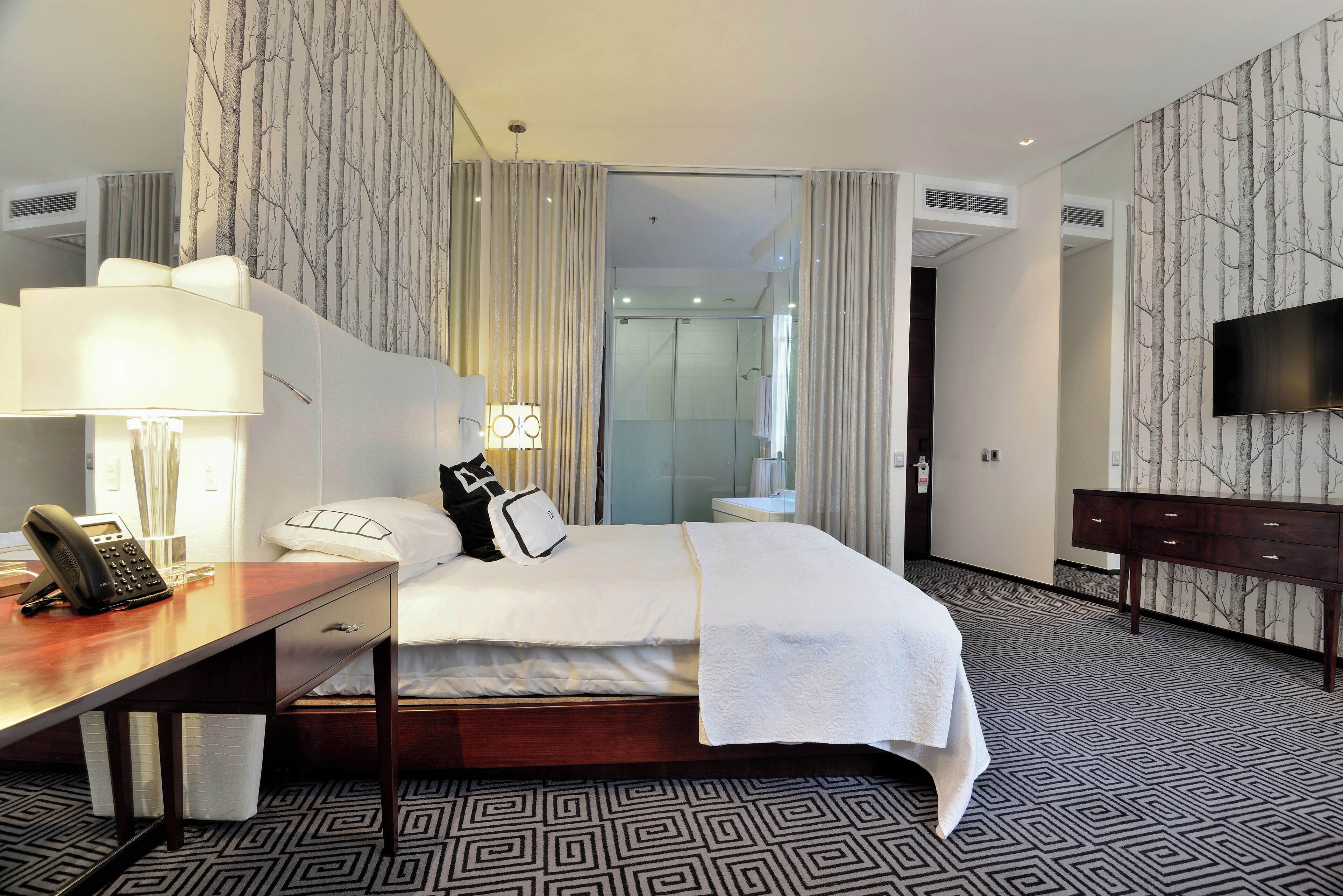 Deluxe-værelse - 1 kingsize-seng (Patio) | Premium-sengetøj, minibar, pengeskab på værelset, skrivebord