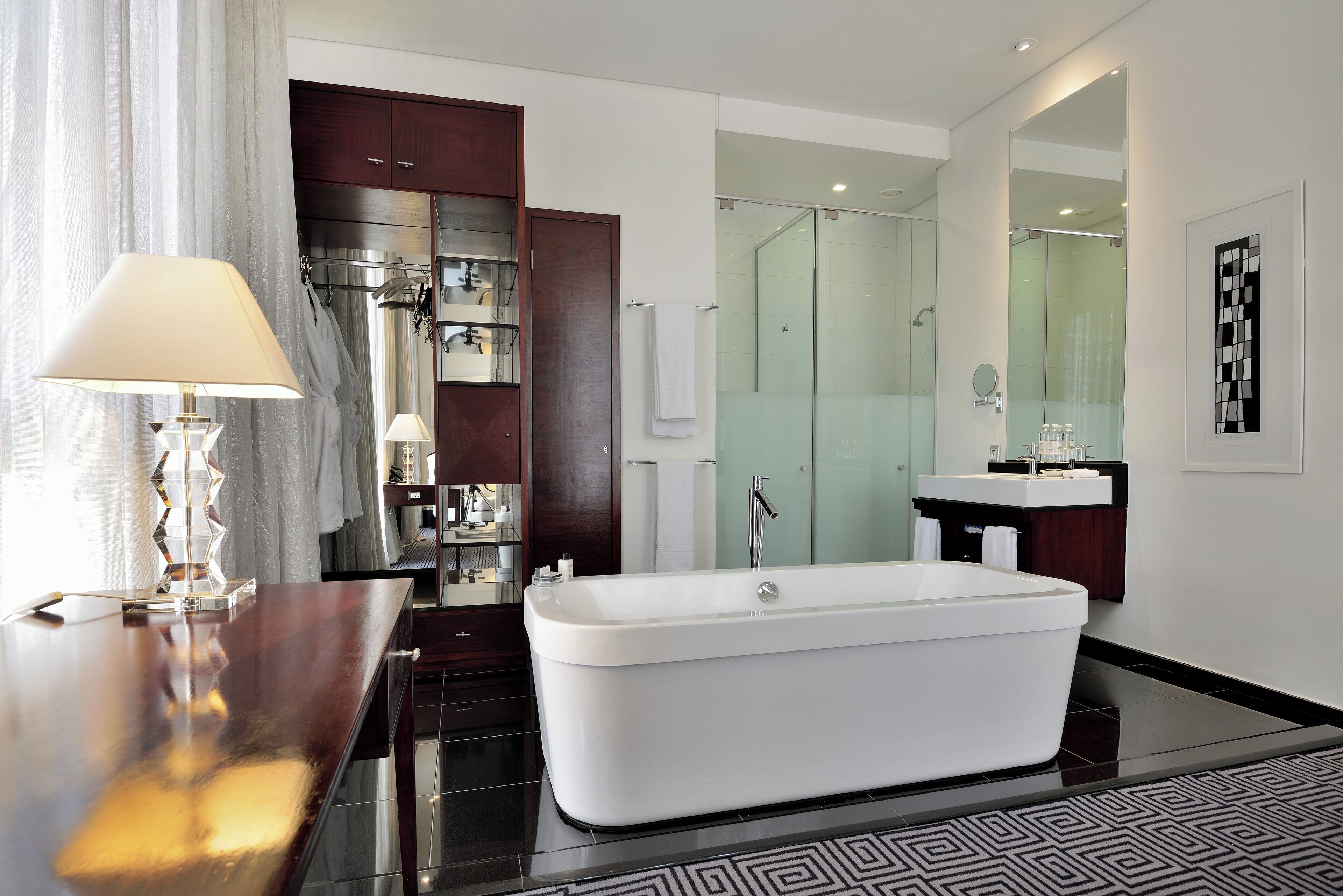 Executive-værelse (Square) | Badeværelse | Separat badekar og bruser, dybe badekar, brusehoved med spredningseffekt