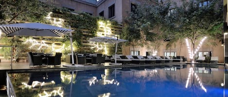 Piscina externa, guarda-sóis, espreguiçadeiras