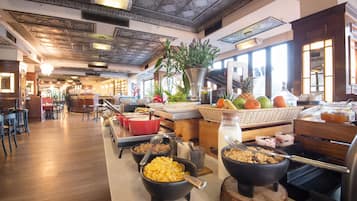 Se sirven desayunos, almuerzos y cenas (con mesas al aire libre)