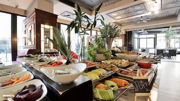 حيث تُقدم وجبات الإفطار، الغداء، العشاء، تناول الطعام في الهواء الطلق