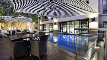 حيث تُقدم وجبات الإفطار، الغداء، العشاء، تناول الطعام في الهواء الطلق