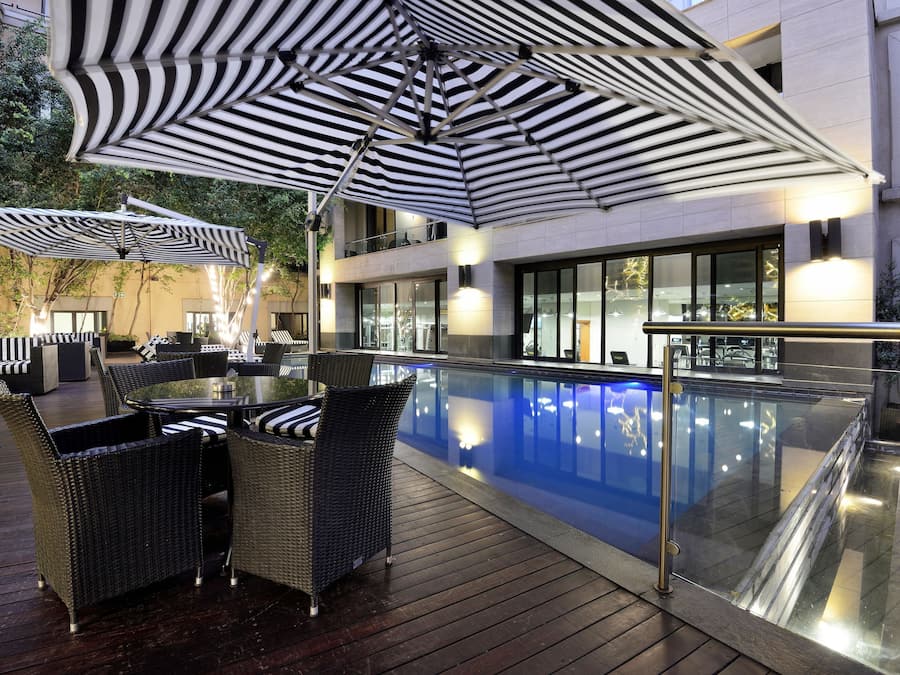 Se sirven desayunos y almuerzos, restaurante con mesas al aire libre