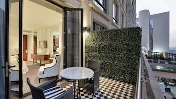 Se sirven desayunos, comidas y cenas con mesas al aire libre