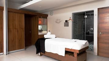 Couples treatment rooms, sauna, hot tub, steam room, body treatments