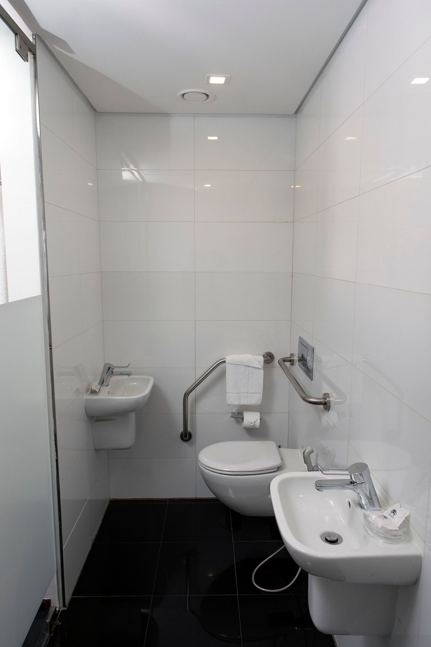 Standard Room, 1 King Bed, Accessible | Bathroom | Separate tub and shower, deep soaking tub, rainfall showerhead
