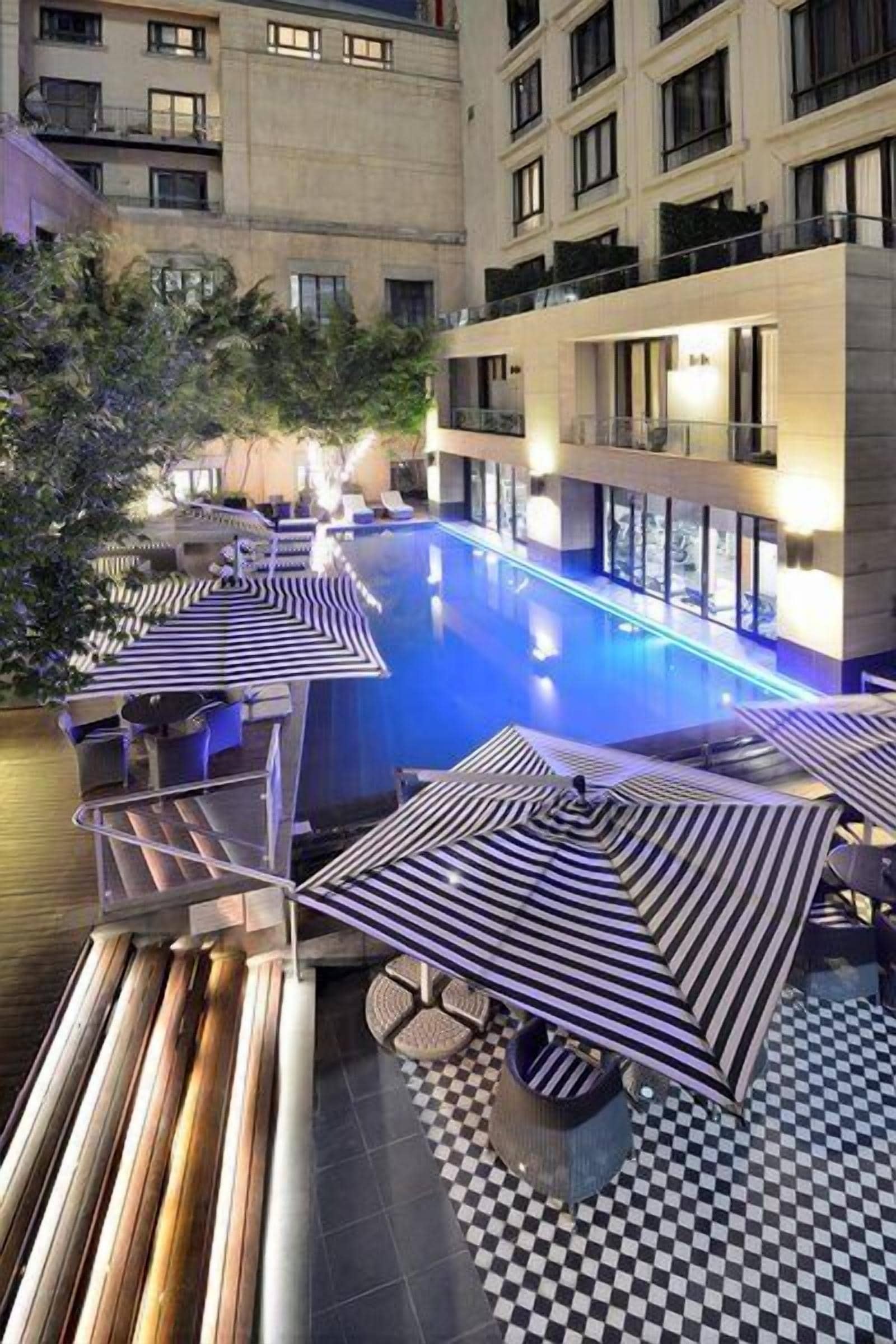 Outdoor pool, pool umbrellas, sun loungers