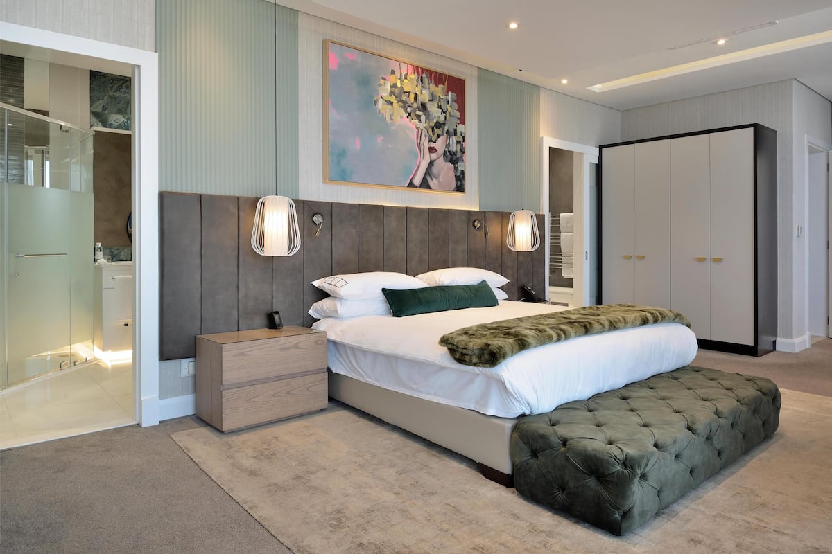 1 bedroom, premium bedding, minibar, in-room safe