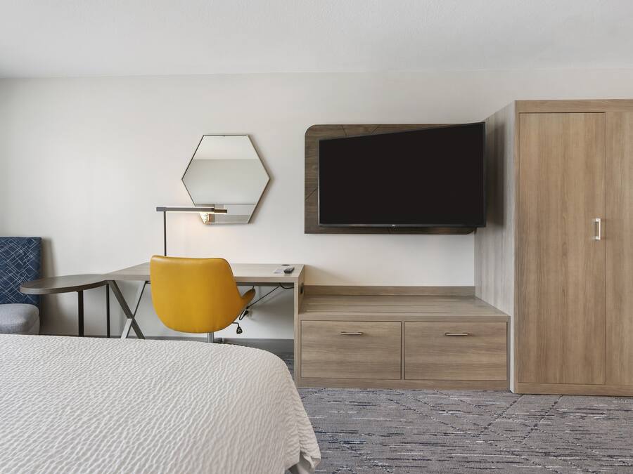 Pillowtop beds, in-room safe, desk, laptop workspace