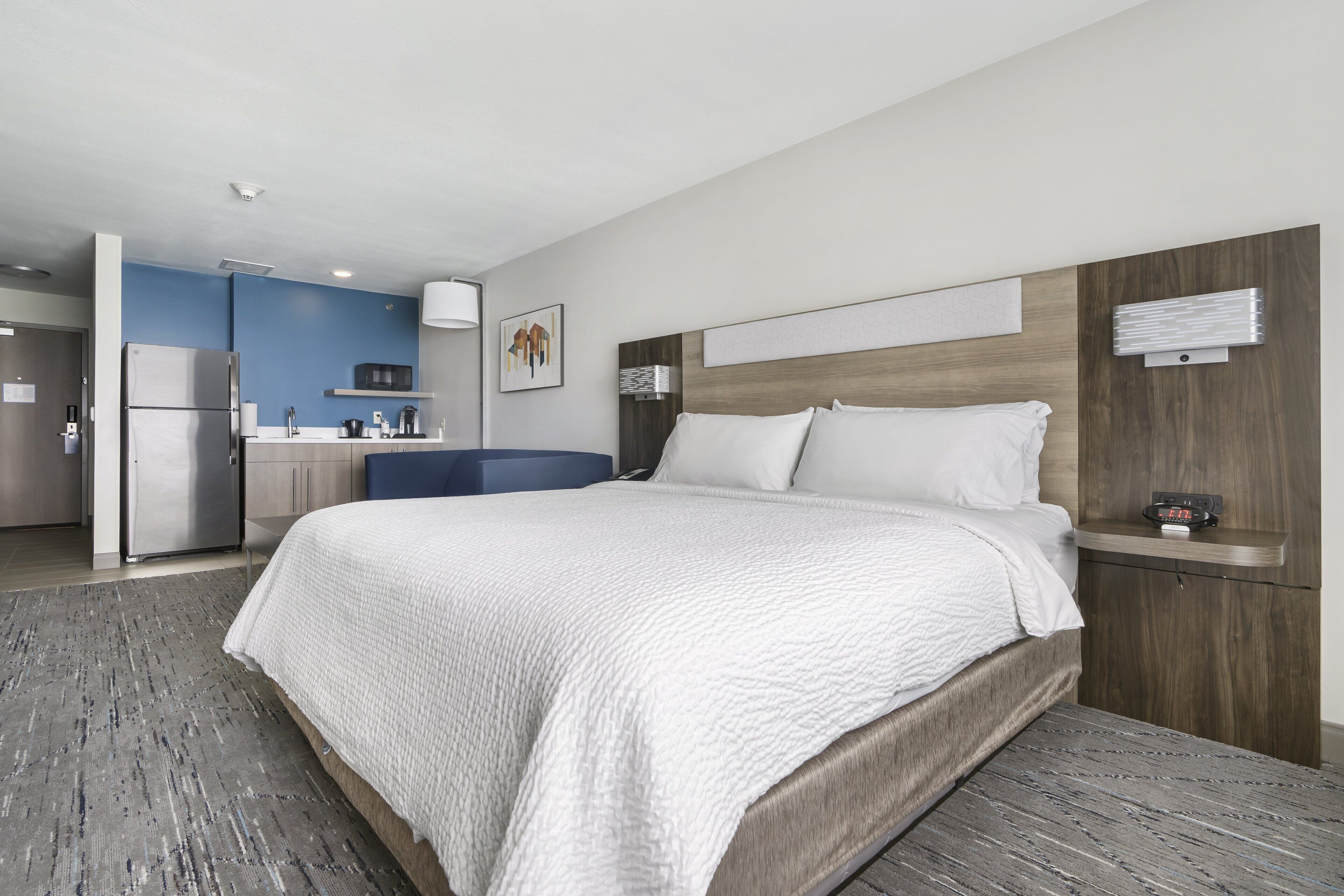 Pillowtop beds, in-room safe, desk, laptop workspace