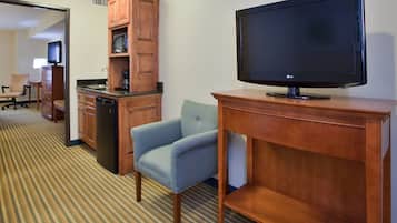 Meja, seterika/papan seterika, katil bayi/kot (percuma)