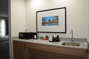 Een bad/douchecombinatie, gratis toiletartikelen, een haardroger