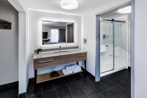 Studiosuite, 1 King-Bett | Dusche im Bad