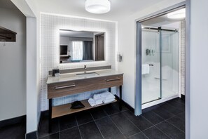 스튜디오 스위트, 킹사이즈침대 1개 | 욕실 | 샤워기/욕조 결합, 무료 세면용품, 헤어드라이어, 타월