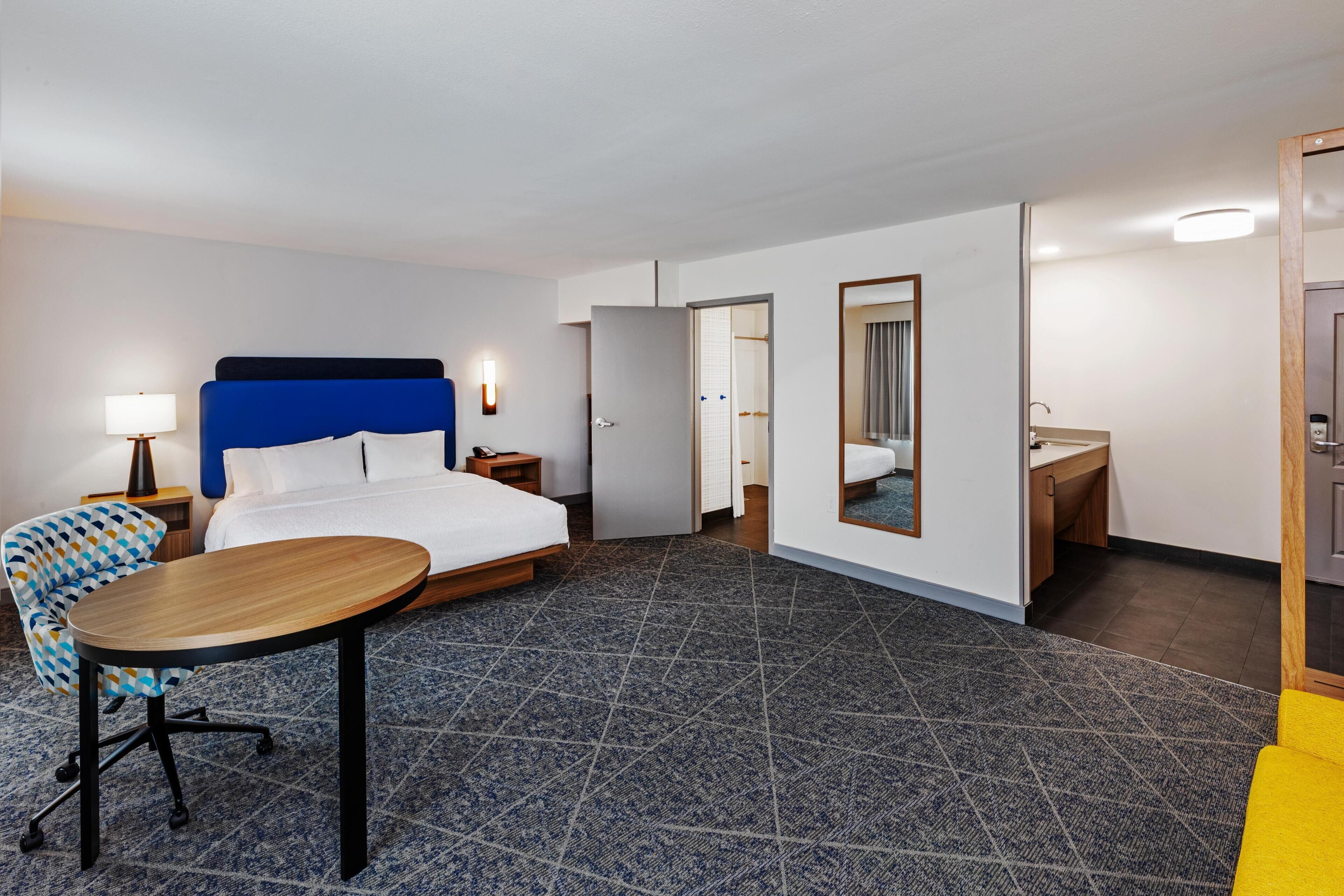 스위트, 장애인 지원, 금연 | 이집트산 면 시트, 고급 침구, 오리/거위털 이불, 필로우탑 침대