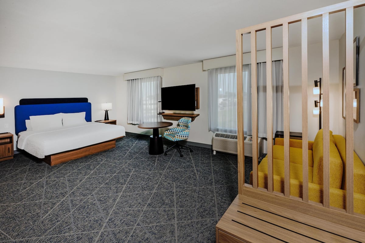 Studiosuite, 1 King-Bett | Wohnbereich | 32-Zoll-Flachbildfernseher mit Premium-TV-Sendern, Fernseher