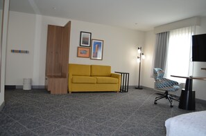 Suite, Accessible, Non Smoking | Ruang tamu | 32 inci televisyen skrin rata dengan saluran TV premium, TV 