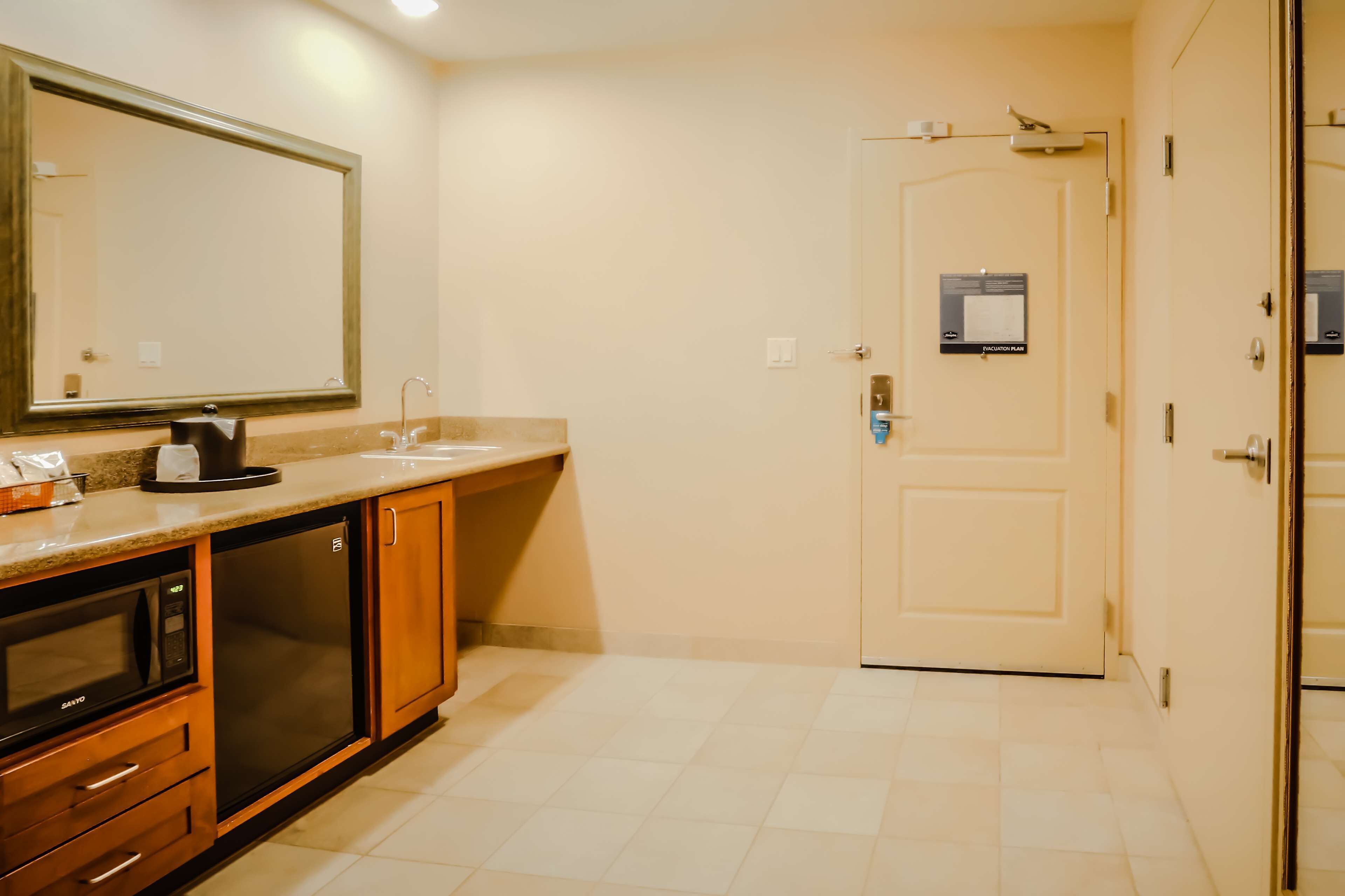 suite, accessible, non smoking | bathroom | combined shower/bathtub, free toiletries, hair dryer, towels